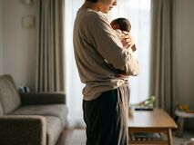 産後の姿勢が戻らない原因は？回復の目安と無理なくできるセルフケアを解説