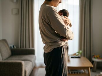 産後の姿勢が戻らない原因は？回復の目安と無理なくできるセルフケアを解説