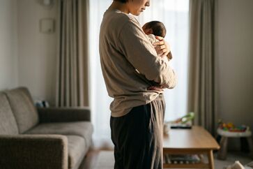 産後の姿勢が戻らない原因は？回復の目安と無理なくできるセルフケアを解説