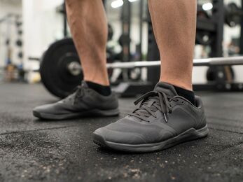 筋トレシューズの選び方は？ジムのトレーニング種目や用途に合う一足を見つけるポイント