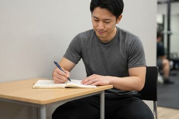 筋トレの記録は何を書く？初心者向けに必要な記録内容と書き方を紹介  